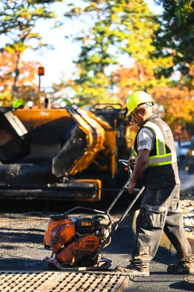 asphalt paving employee in new jersey preforming a asphalt service